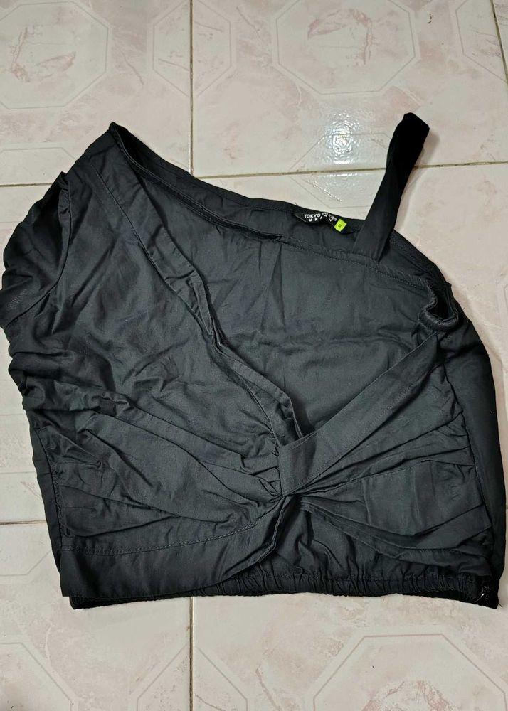 One side shoulder black crop top