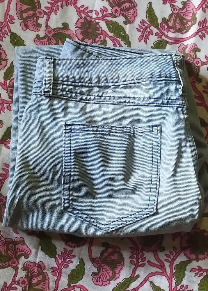 A blue boyfriend jeans