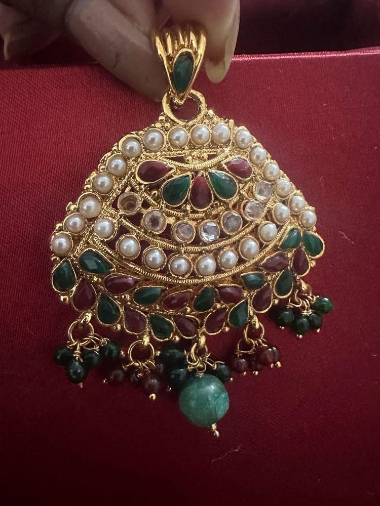 Pretty Pendant Green, Maroon And Pearl