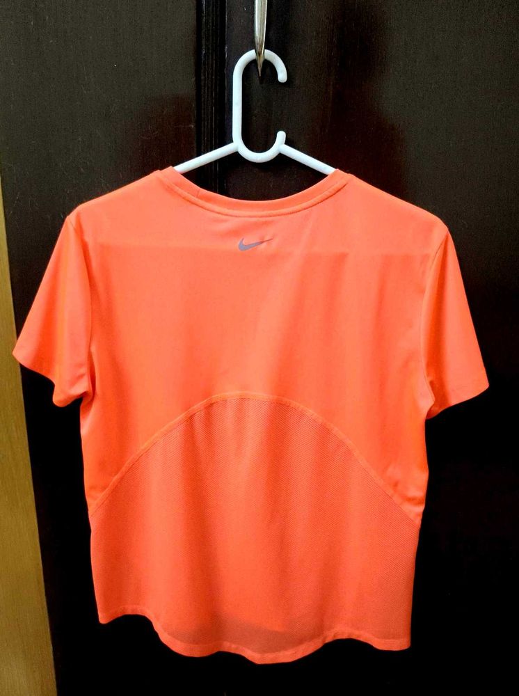 Nike Women&#39;s Running T-Shirt Coral Small