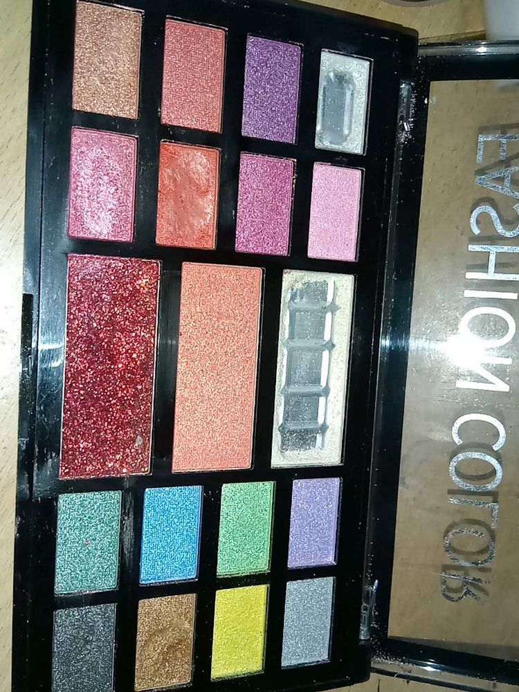 Glitter Eye Shadow With 2 Nail Paints