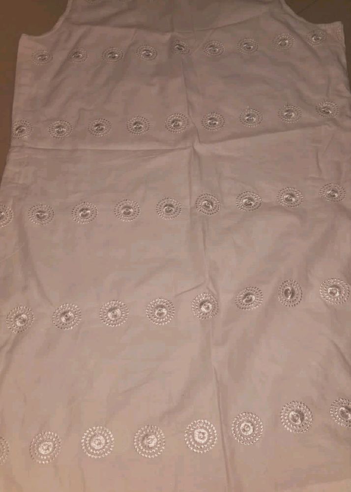 WHITE SLEEVLESS KURTA