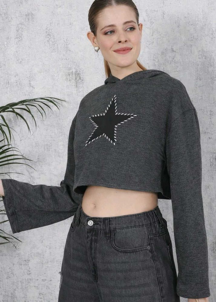 Star Graphic Crop Hoodie
