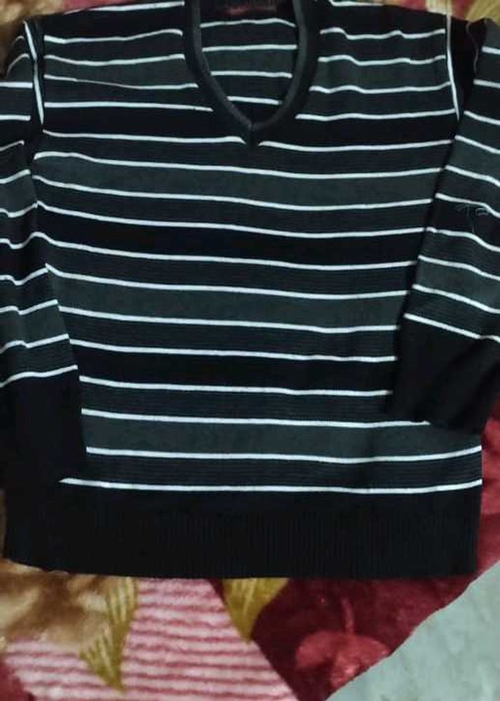 Classic Comfort: Timeless Sweaters for Young Fashi