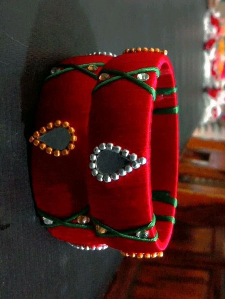 Lahariya Pattern Red And Green Colour Bangle Set