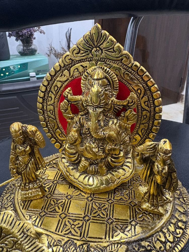 Ganesha With Riddhi and Siddhi