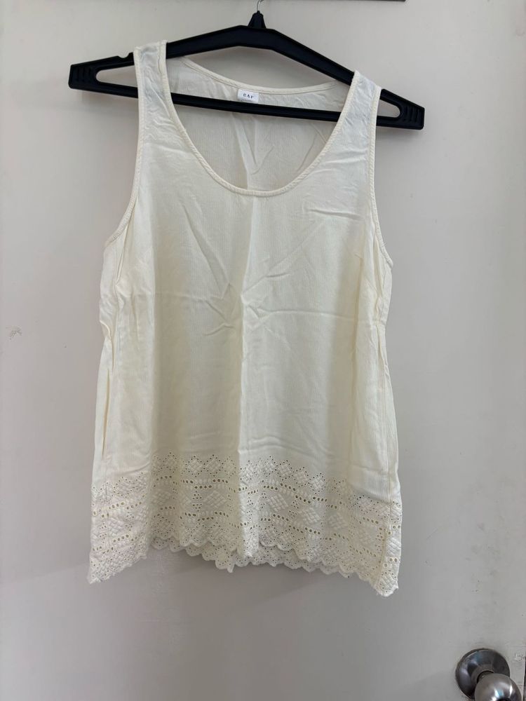 GAP EMBROIDERED HEM TANK TOP