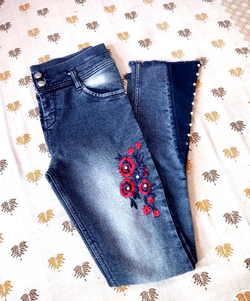 Floral Embroidered Jeans 🌸🌺🌷
