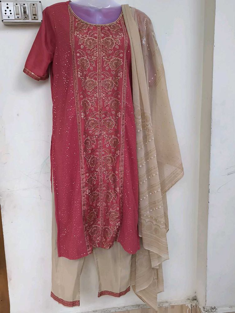 Elegant Pink &amp; Gold Embroidered Salwar Kameez