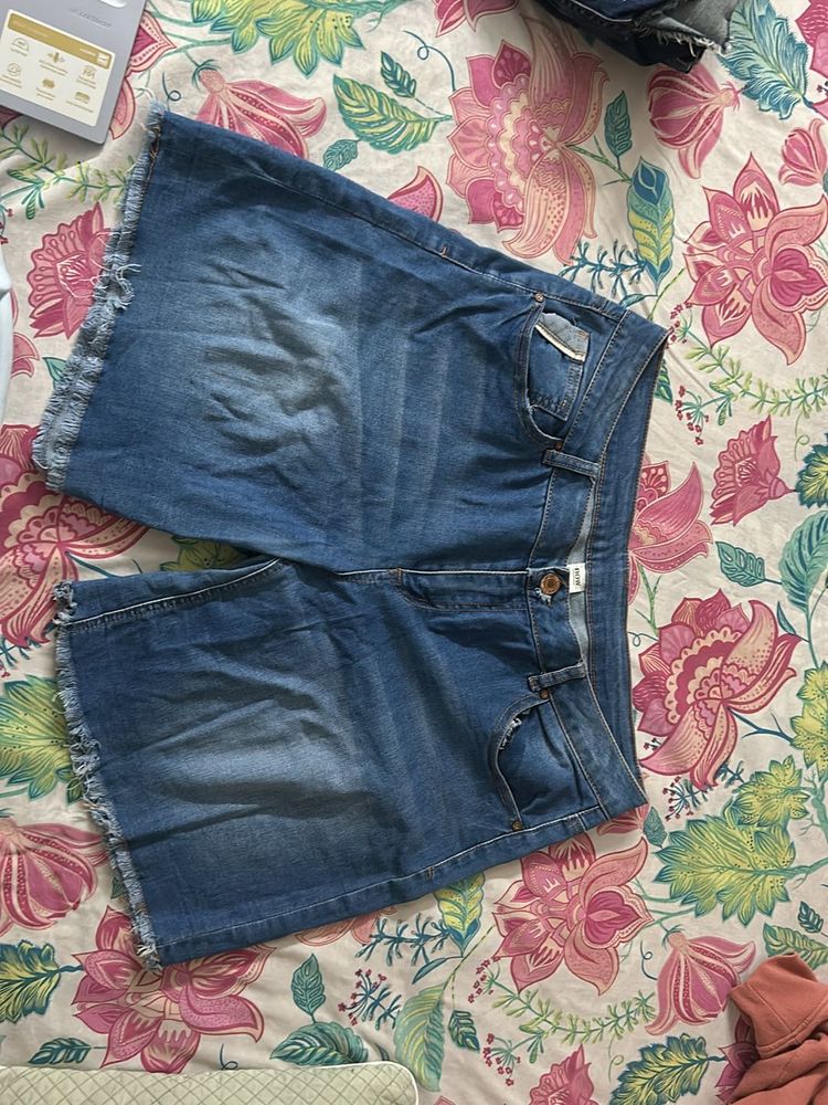 Strechable Shorts Which Fits Upto 38 Waist