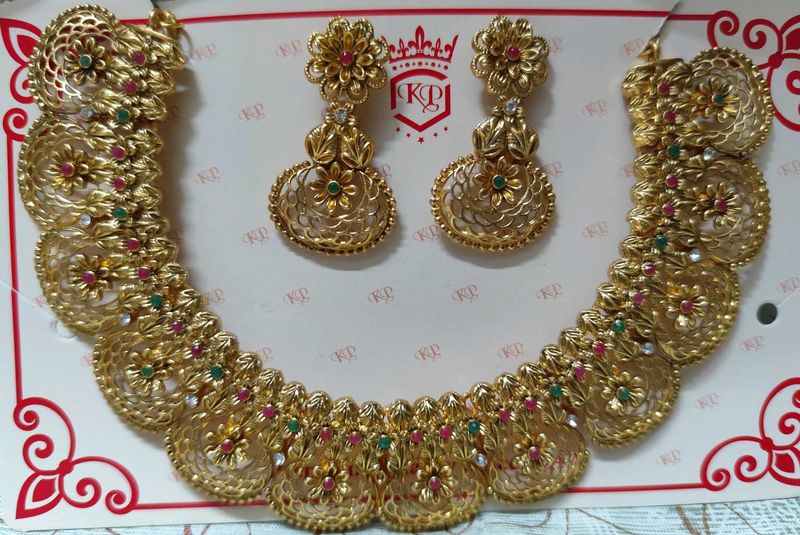 Elegant Gold-Tone Necklace &amp; Earring Set