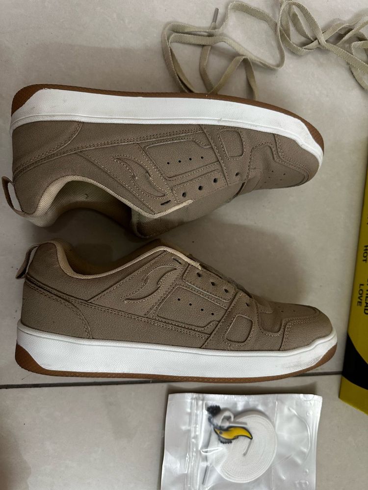 Zaydn Sneakers (Almost new)