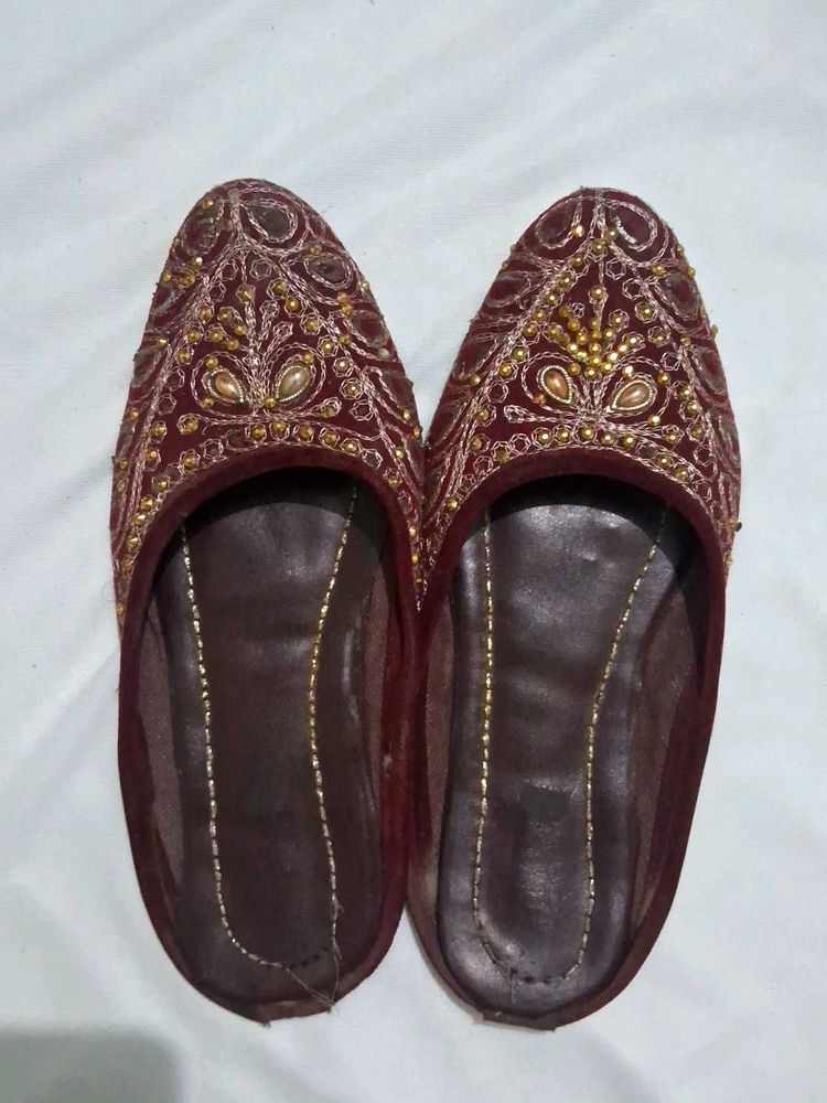 Maroon Embroidered Indian Jutti