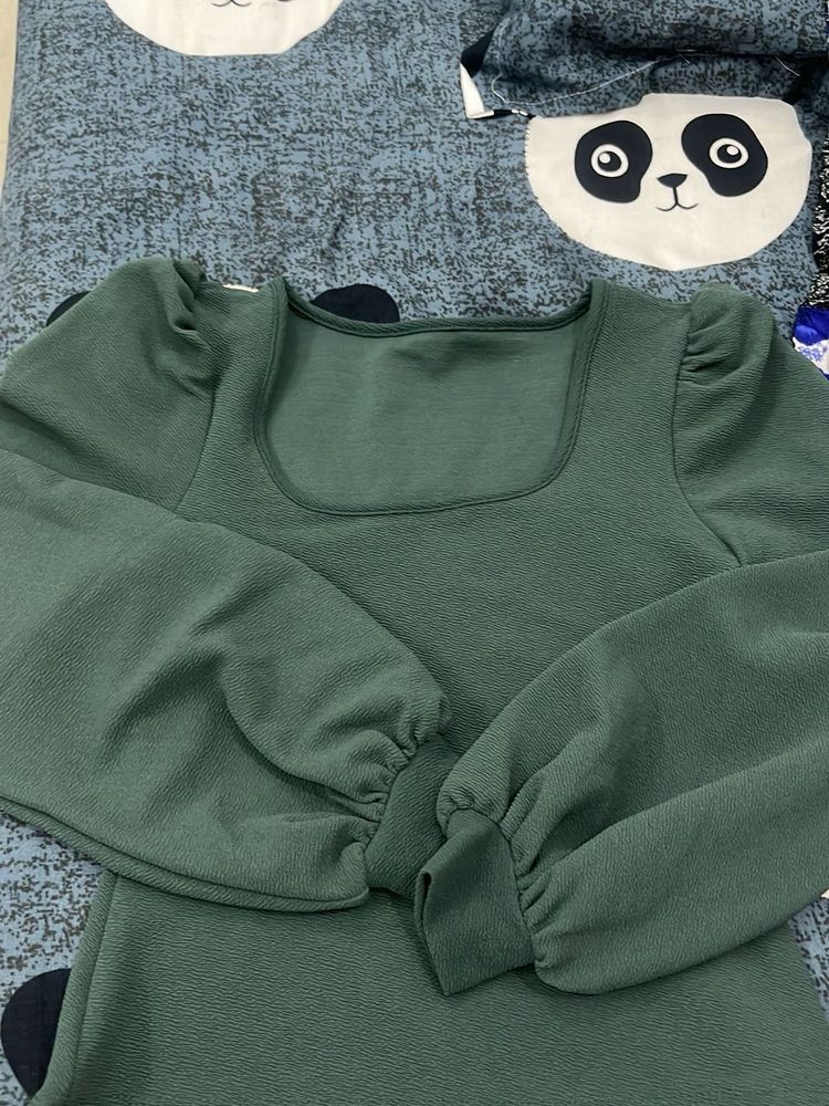 a green puff top sleeve