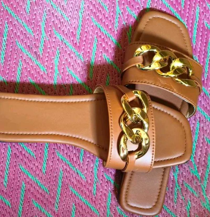 Chain Detail Tan Slides
