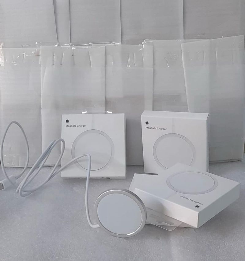 Magsafe Wireless Charger with Seal Pack Box First Copy