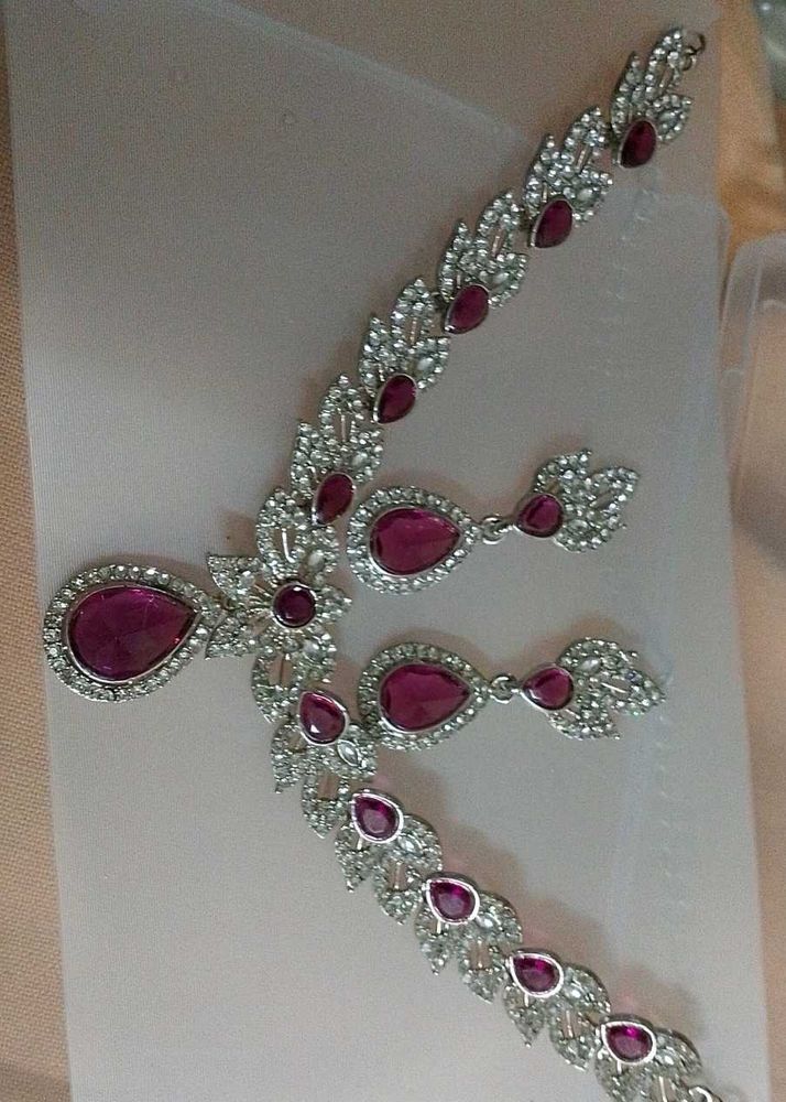 Clearance Sale V Low Price. Beautiful Necklace