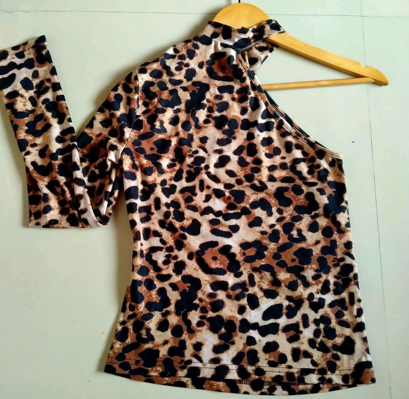 ANIMAL PRINT ONE SHOULDER CROP TOP