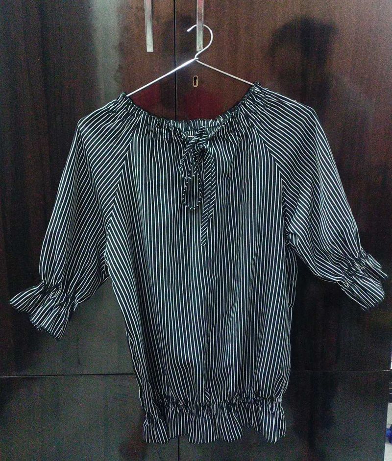 Black and white striped Top🐼