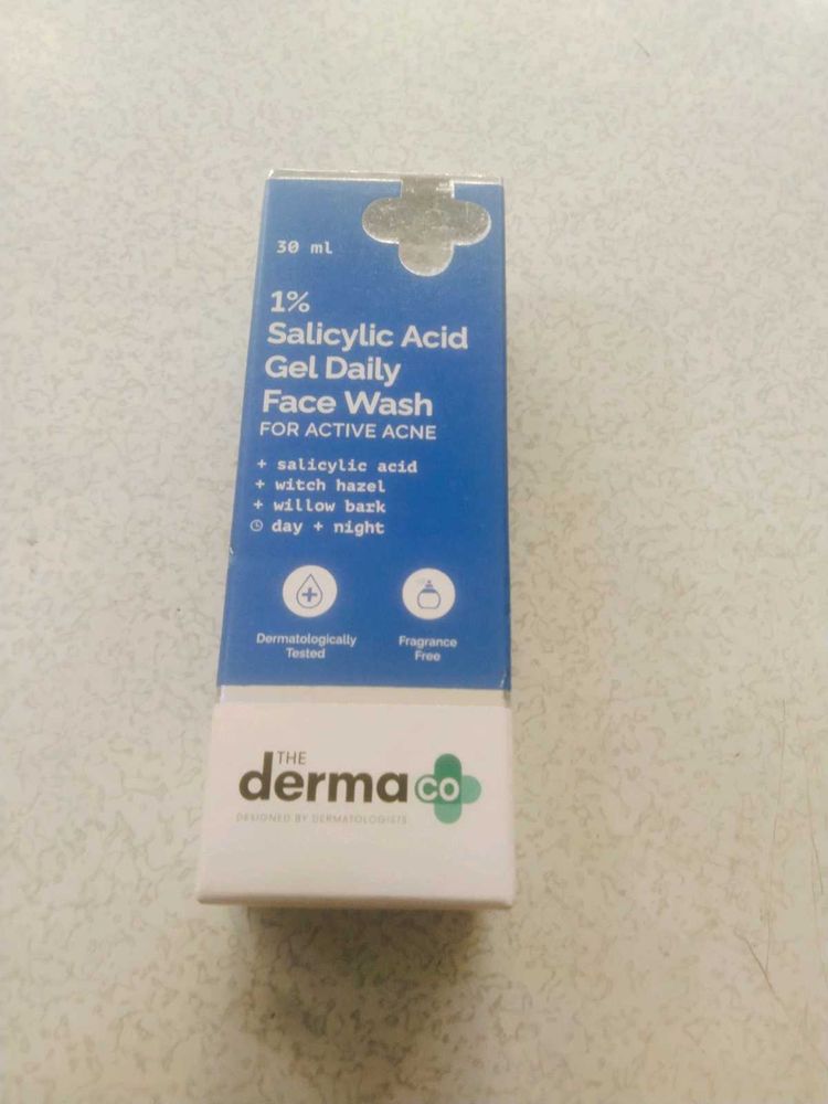1% Salicylic Acid: Exfoliates dead skin cells, kee