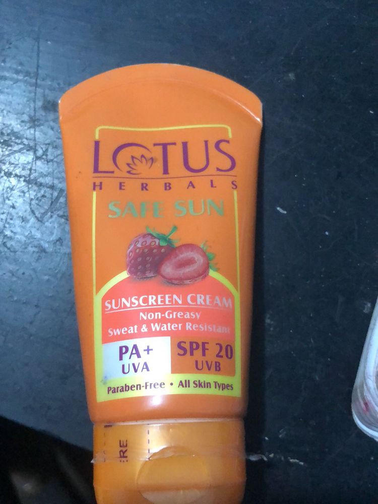 Lotus Herbals Safe Sun SPF 20