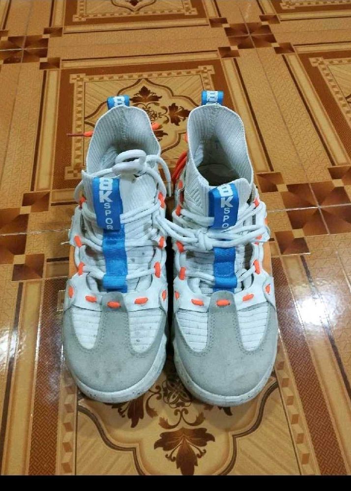 Comfortable White Sports Shoes