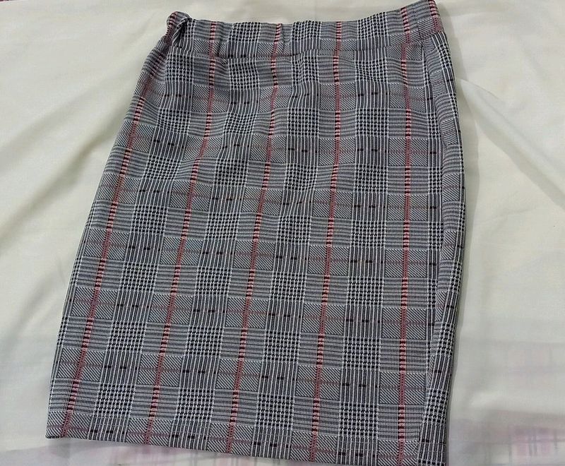 Check Print Grey Straight Stretchable Short Skirt
