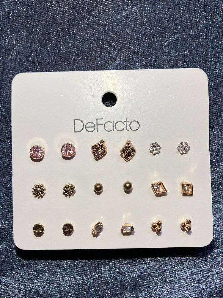 De Facto studs