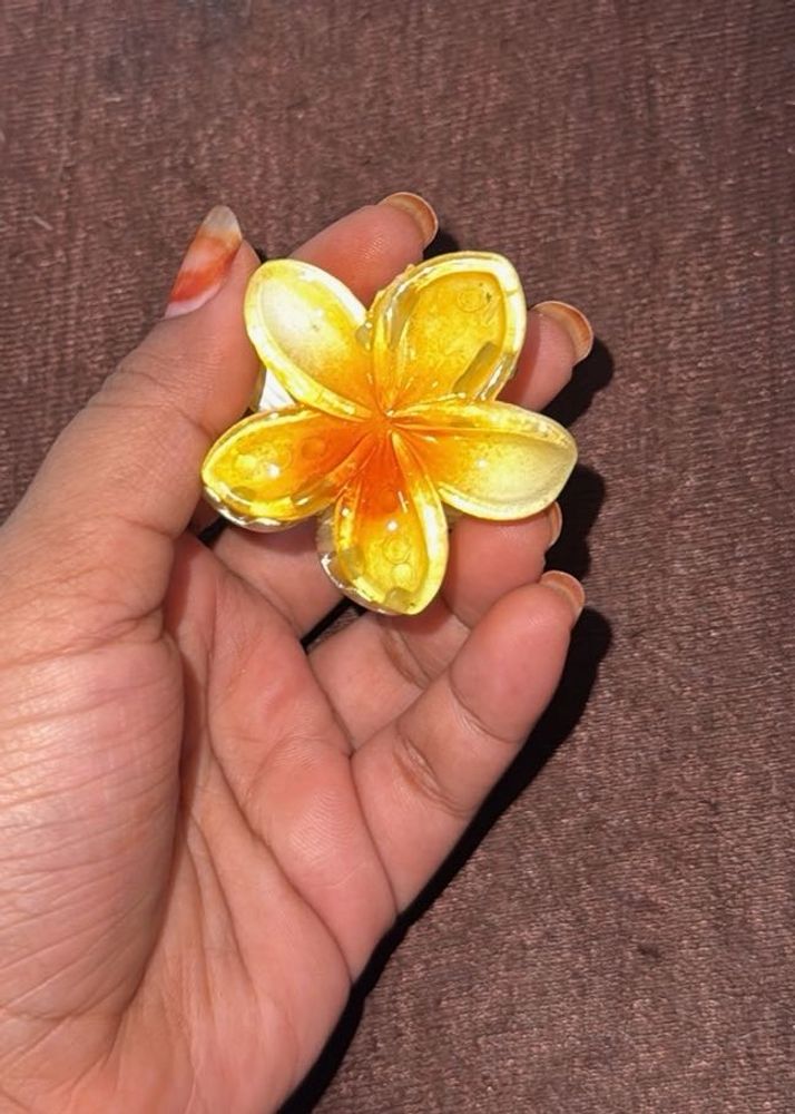 🌻✨Yellow Flower Hair Clip✨🌻