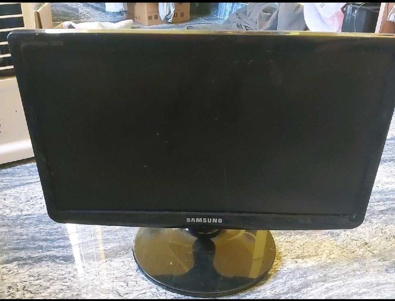 Samsung Original Monitor White Display Problem