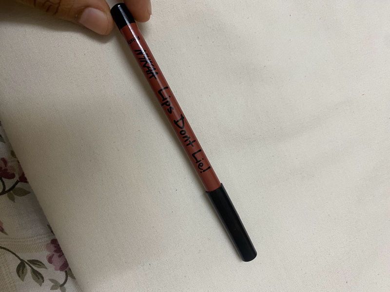 Nykaa lip liner mildly used