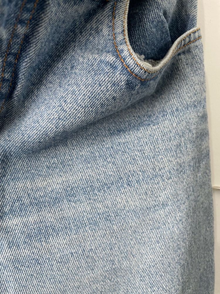 Light Washed Straight Fit Jeans