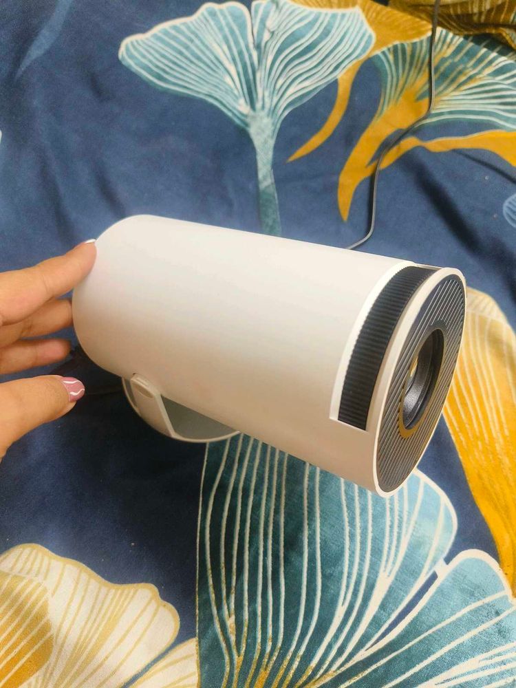 Brand New Portable Projector with Inbuilt Speaker