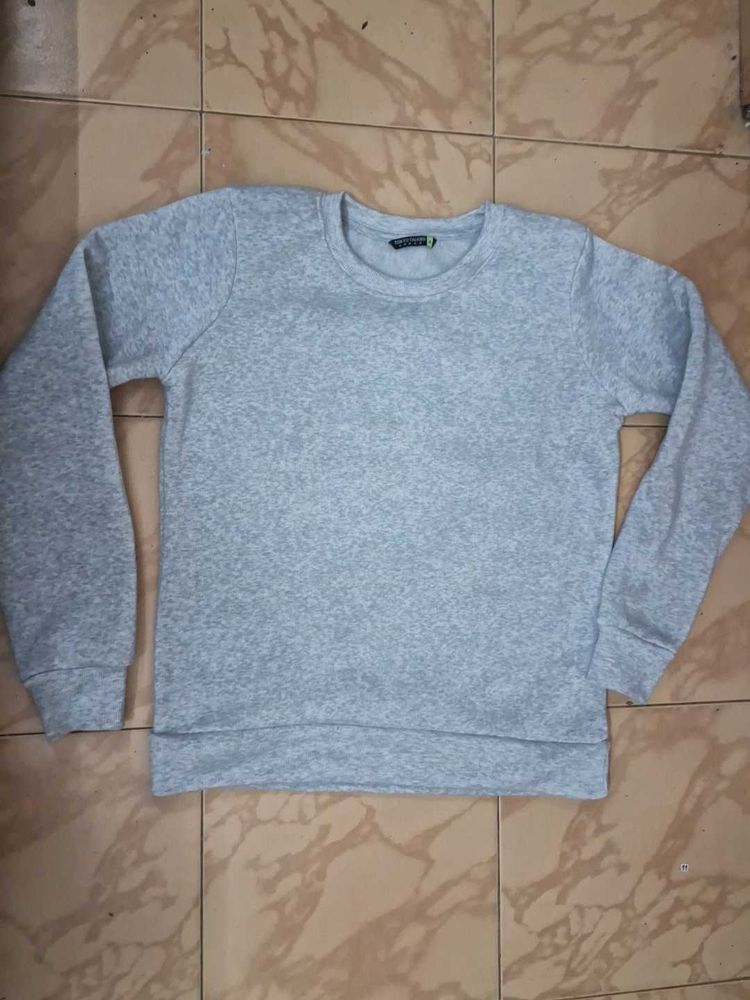 round neck pullover sweatshirt
