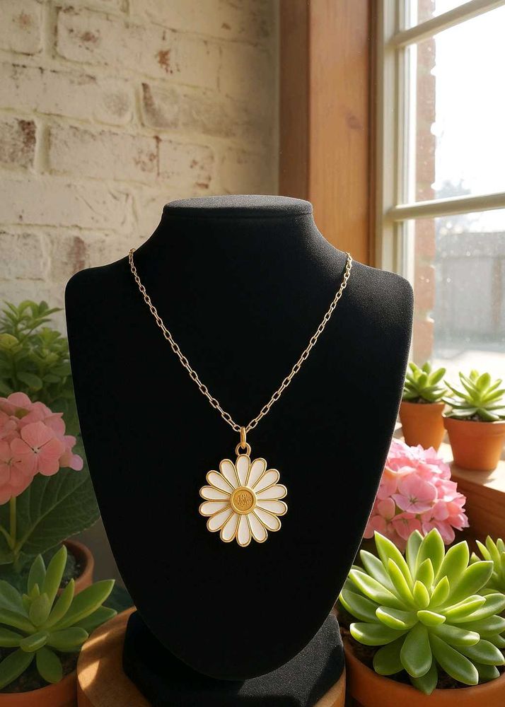 newme- Daisy Pendant Necklace