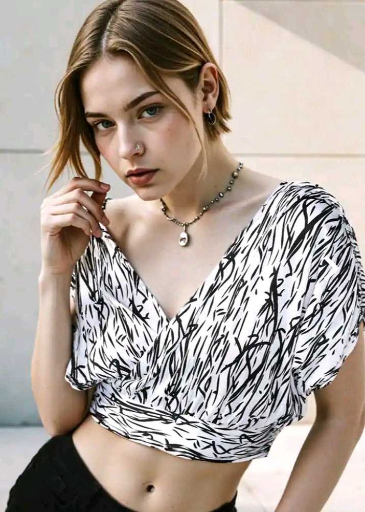 Chic Black &amp; White Print Top