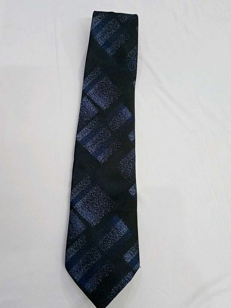 Stylish Patterned Tie
