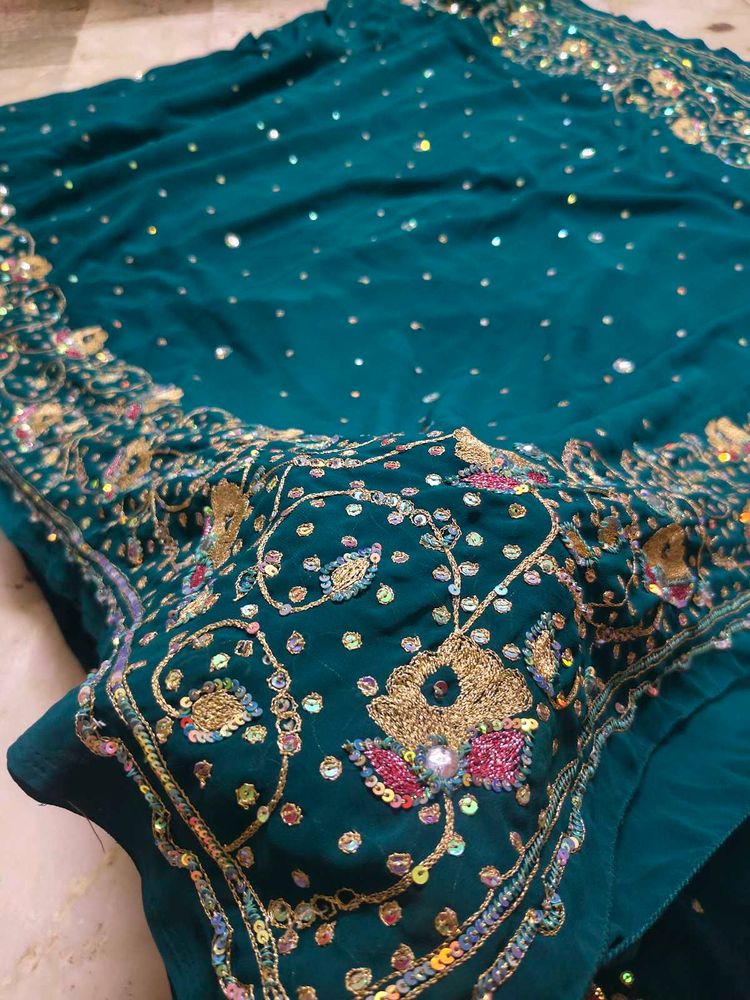 Aari Tari Zari Saree Available 🩷