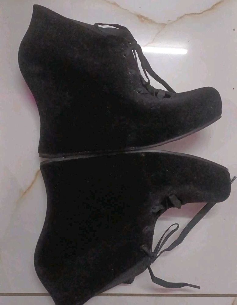 UNIQUE 💖❤️Black Wedge Heel Booties
