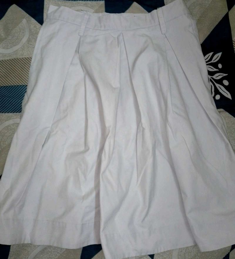 Pleated short white skirt