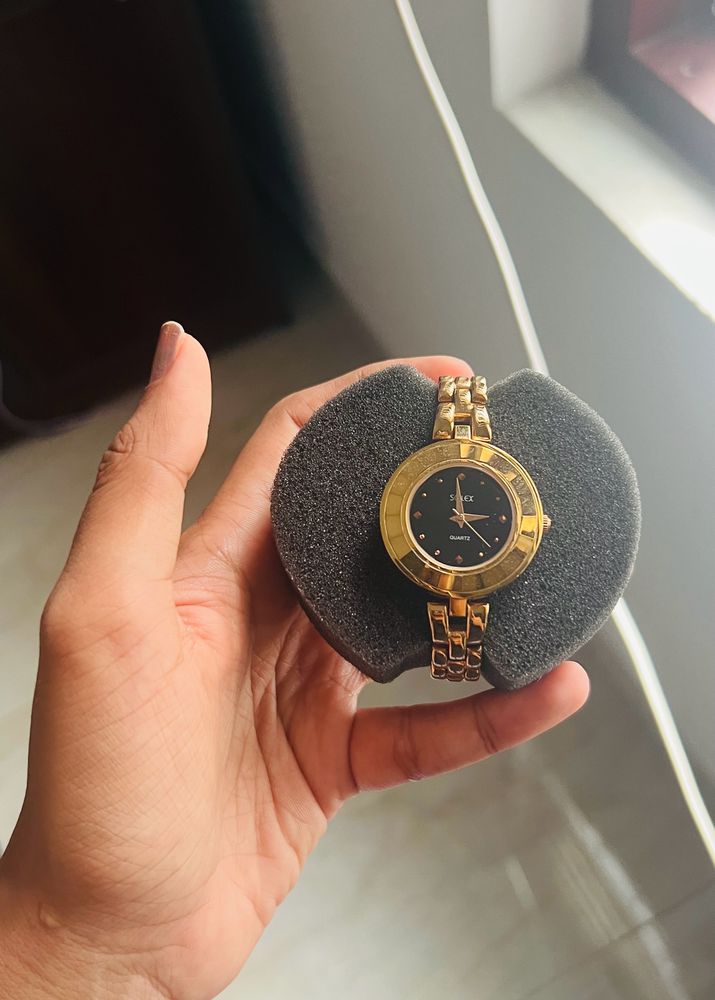 Golden Premium Watch With Warranty For Low Rate