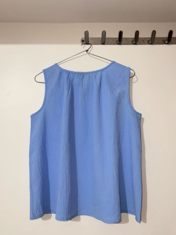 Sleveeles Top