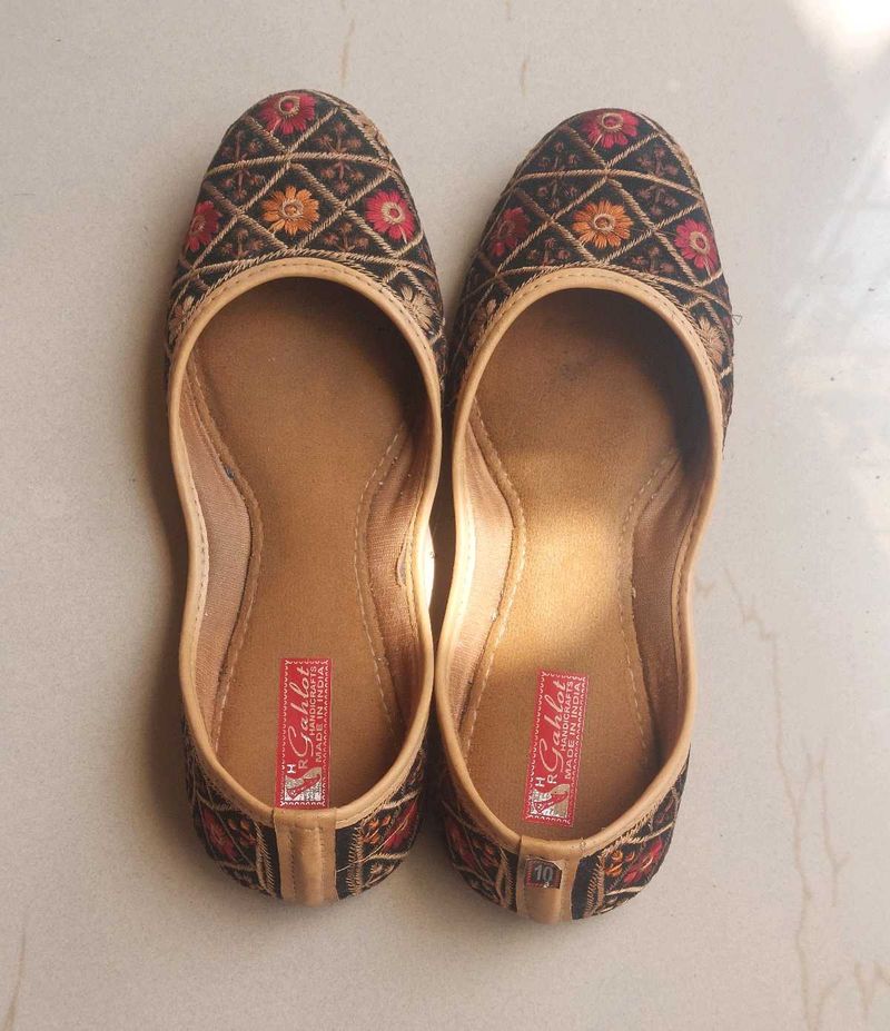 Punjabi Juttis