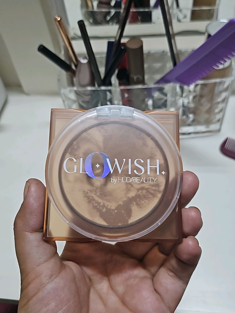 Huda Beauty Glowish Bronzer