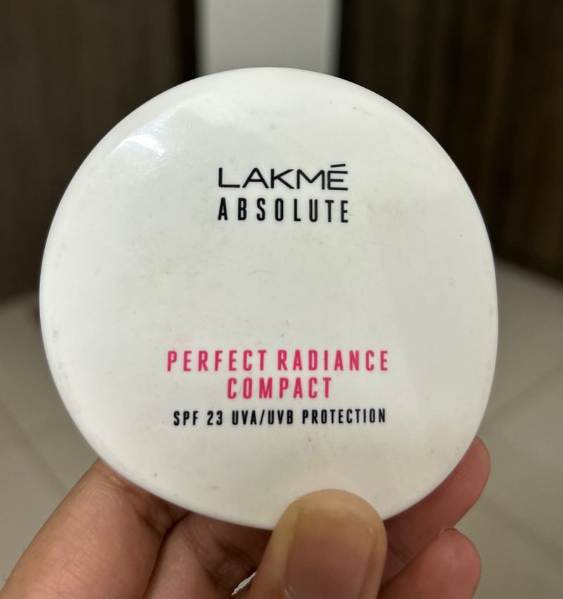 Lakme Absolute Compact