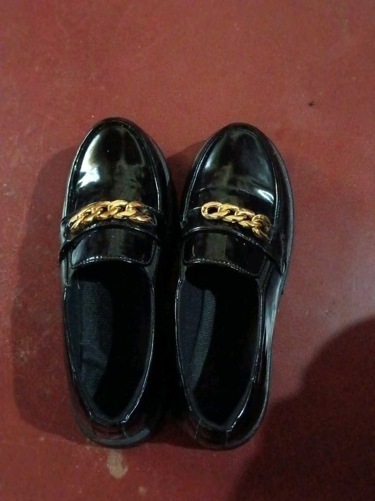 Stylish Black Loafers with Gold Chain