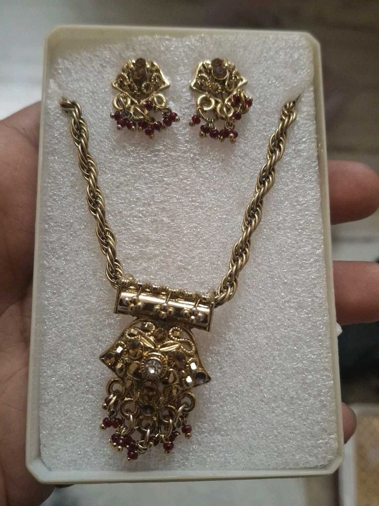 Elegant Gold-Tone Necklace &amp; Earring Set