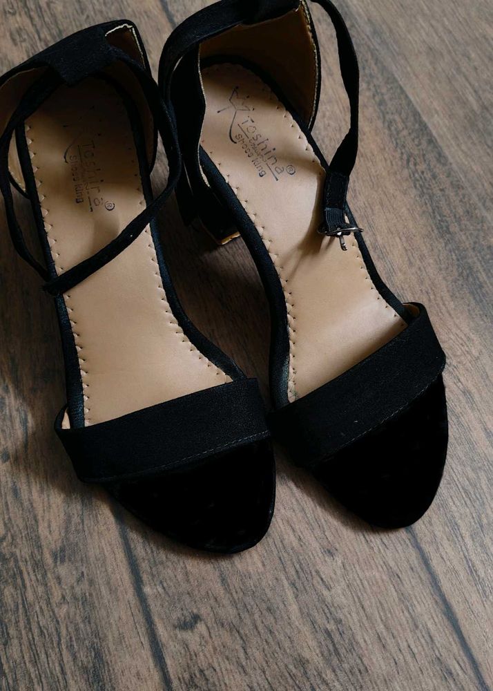 Chic and Sexy Black Heeled Sandals