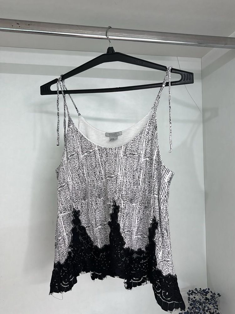 H&amp;M PRINTED-LACE DETAIL TOP