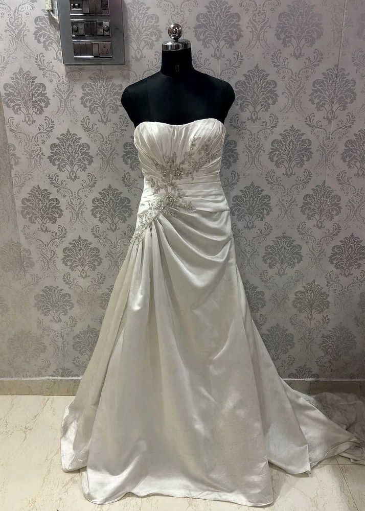 Elegant Strapless Wedding Gown